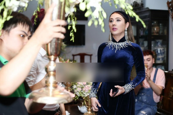 Lâm Khánh Chi diện áo dài nhung xanh dịu dàng, tất bật chuẩn bị cho hôn lễ ngày mai Lâm Khánh Chi diện áo dài nhung xanh dịu dàng, tất bật chuẩn bị cho hôn lễ ngày mai